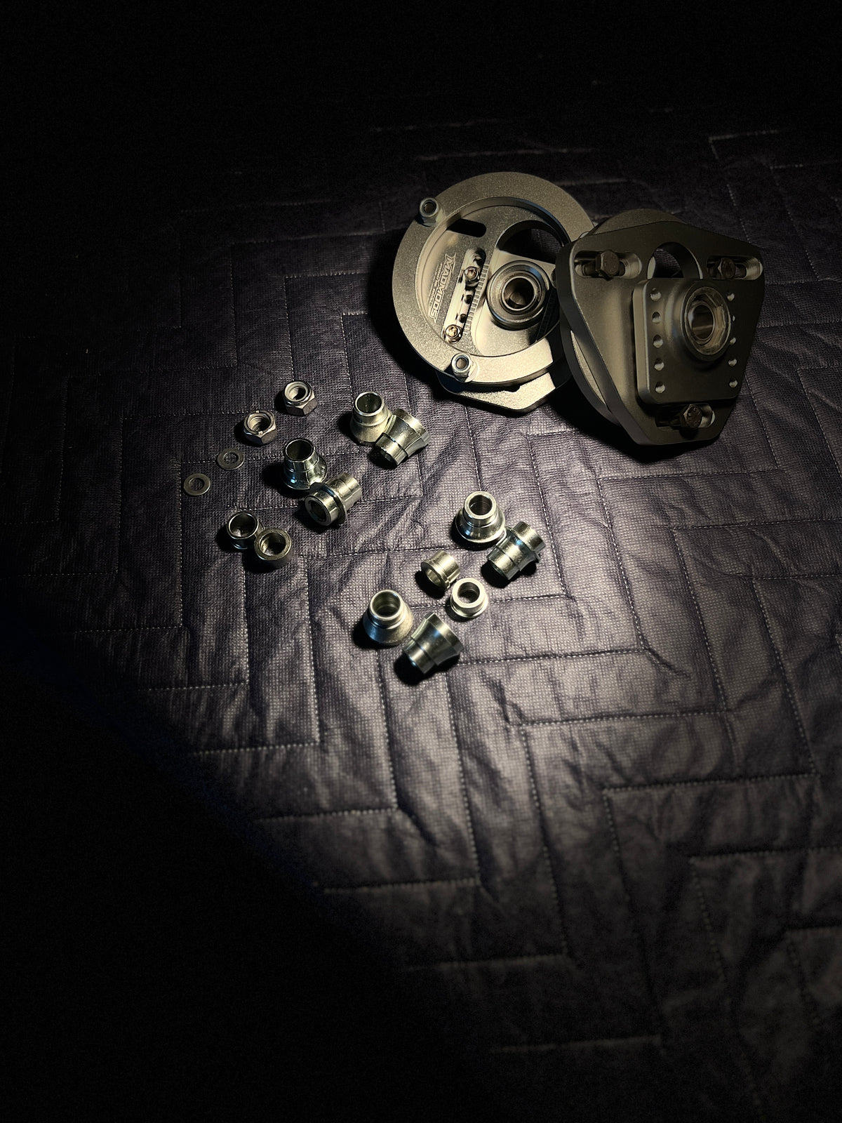 MADMODS BMW Camber Caster Plate ve montaj adaptörleri set içeriği