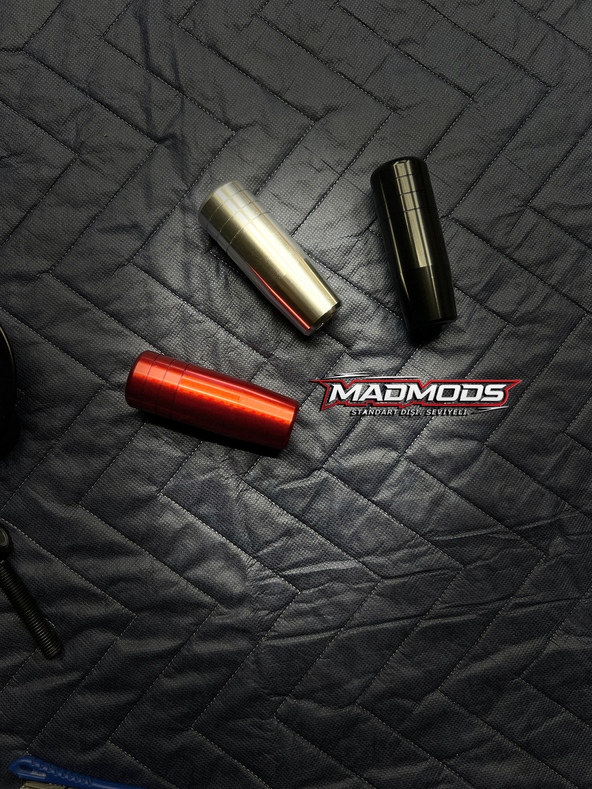 MADMODS DirectShift üç renk vites topuzu seçenekleri